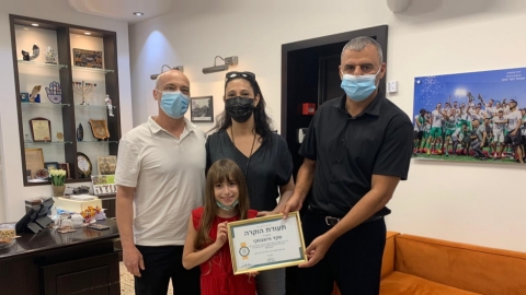 רפי סער ראש העיר מעניק תעודת הוקרה לשקד ורשבסקי
