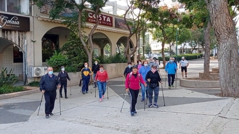 וותיקים בפעילות גופנית ברחבת בית ספיר