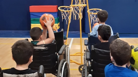 תלמידי בית הספר מתנסים בפעילות ספורטיבית בישיבה על כסא גלגלים