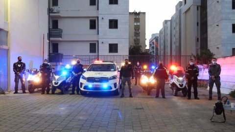 יחידת השיטור העירוני בתמונה קבוצתית עם רכבי השיטור