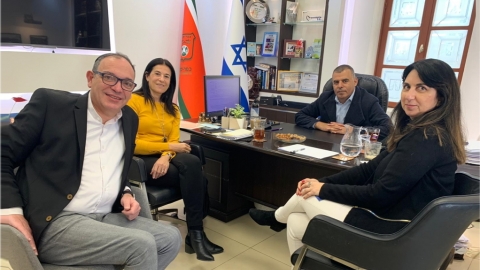 שי פירון בפגישה עם ראש העיר רפי סער בהשתתפות מיכל נגרי ואוסנת חכמון מנהלת אגף החינוך