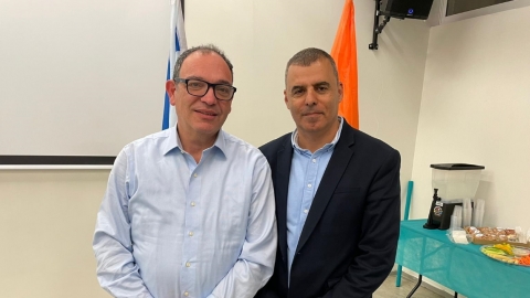 ראש העיר רפי סער והרב שי פירון במהלך הכינוס לגיבוש תוכנית מחוזקים לעולם בכפר סבא