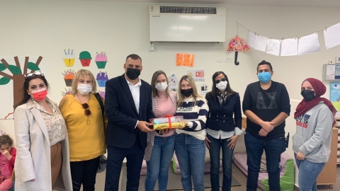 ראש העיר רפי סער עם צוותי החינוך בביקור בגני הילדים בעיר