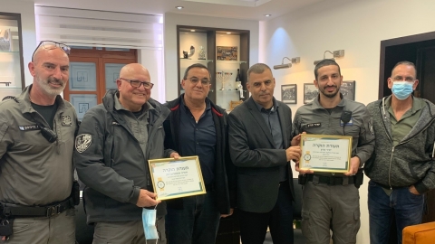ראש העיר רפי סער מעניק תעודות הוקרה לפקחי השיטור העירוני עם צוות אגף הביטחון