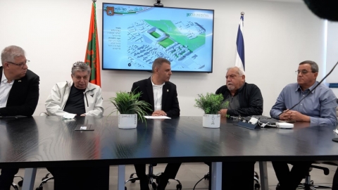 ראש העיר רפי סער במסיבת העיתונאים עם שלמה שרף ויצחק שום