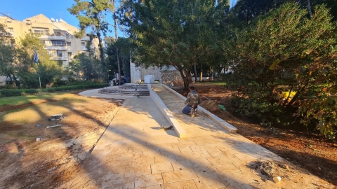ביצוע עבודות חידוש והנגשה של האנדרטה בגן הזיכרון בכפר סבא