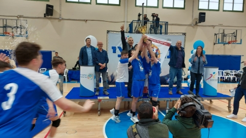 קבוצת הכדורעף של תיכון גלילי חוגגים את הזכייה באליפות התיכונים הארצית