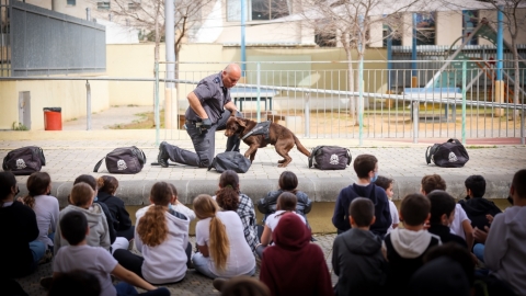 פעילות עם יחידת הכלבנים של משמר הכנסת בבית ספר בכפר סבא