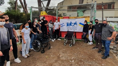 תלמידי בכפר סבא משדרגים כיסאות גלגלים עבור גבול אוקראינה יחד עם חברי עמותת אוהלי קידר