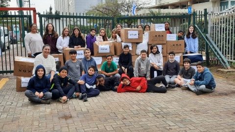 תלמידי בתי הספר רמז וברנר בכפר סבא עם ארגזי התרומות שנאספו למען פליטים מאוקראינה