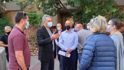 ראש העיר רפי סער במהלך מפגש עם תושבות ותושבים מכפר סבא