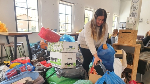 מתנדבת מארגנת מוצרים לתרומה מכפר סבא למען פליטים מאוקראינה