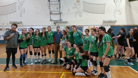 קבוצת כדורעף בנות מחטיבת בר לב במשחק הניצחון