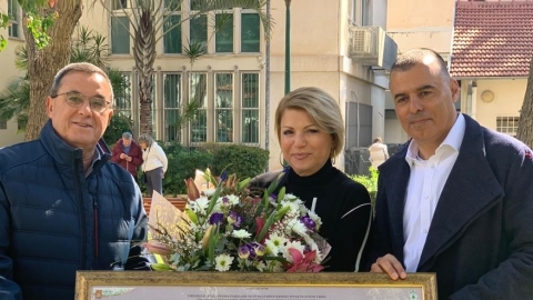 אליזה רגב מקבלת משי הוקרה בטקס מראש העיר רפי סער וסגן ראש העיר דני הרוש