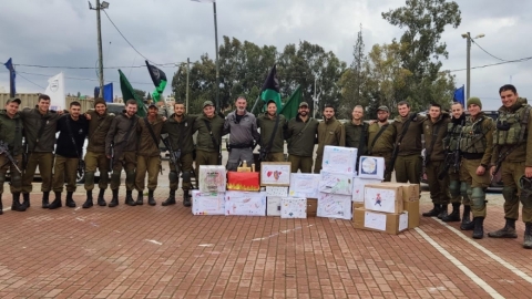 חיילות וחיילים בכפר סבא עם חבילות משלוחי המנות מילדי הגנים