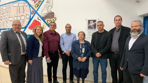 ראש העיר רפי סער עם חברי מועצת העיר ומשפחתו של ד"ר אלברטו ליאוצי באירוע ההוקרה לזכרו