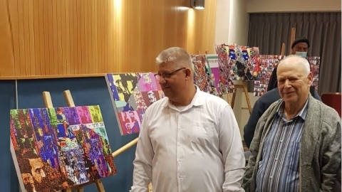 משתתפים באירוע לציון 30 שנה לפטירתו של מנחם בגין ומבקרים בתערוכת התמונות של ישראל הראל במרכז גלר