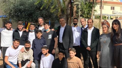הנהלת העירייה ומפקחי המחוז בתמונה משותפת עם נציגי מועצת התלמידים בכפר סבא