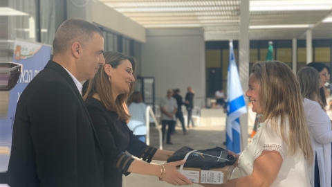 טקס הענקת מחשבים ניידים לגננות במעמד שרת החינוך דר יפעת שאשא ביטון וראש העיר רפי סער