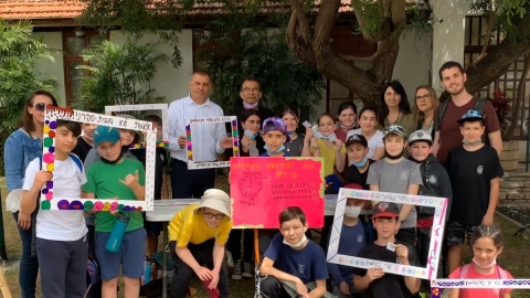 תלמידי בית ספר יצחק שדה בתמונה משותפת עם ראש העיר רפי סער במהלך מפגש החתימה על העצומה נגד אלימות