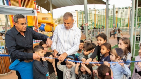 ראש העיר רפי סער גוזר את הסרט בטקס חנוכת מתחם הכושר בגן התשעה שכונת יוספטל כפר סבא