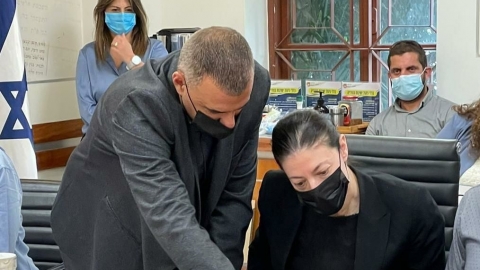 שרת התחבורה מירב מיכאלי וראש העיר רפי סער בביקור השרה בכפר סבא
