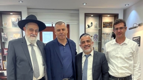 מעמד מכירת החמץ בבית עיריית כפר סבא בהשתתפות ראש העיר רפי סער גזבר העירייה ונציגי הרבנות
