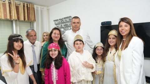 ראש העיר רפי סער בחגיגות המימונה אצל משפחה מקומית בכפר סבא