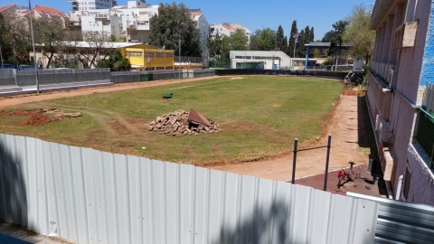 עבודות בנייה במגרש האתלטיקה בחטיבת אלון כפר סבא