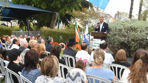 ראש העיר רפי סער נושא דברים בטקס הזיכרון המסורתי לזכר חללי שכונת עלייה בכפר סבא
