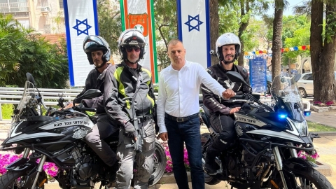 ראש העיר רפי סער עם צוות השיטור העירוני והאופנועים החדשים שנרכשו