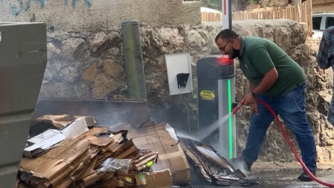 כיבוי שרפה ברחוב בשכונת מגורים בעיר