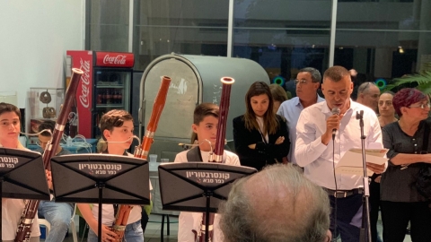 ראש העיר רפי סער ותלמידי הקונסרבטוריון בפתיחה החגיגית של תערוכת עולי כפר סבא 