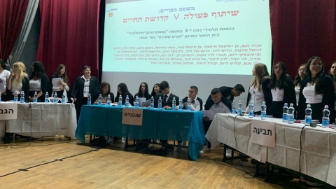 תלמידי תיכון אורט שפירא מקיימים משפט מבויים באשכול פיס כפר סבא