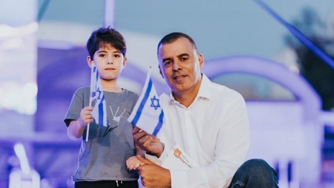 ראש העיר רפי סער עם תושב צעיר בחגיגות יום ירושלים בכפר סבא