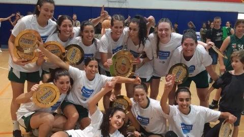 קבוצת הבוגרות של הפועל כפר סבא עם צלחת האליפות של הליגה הלאומית