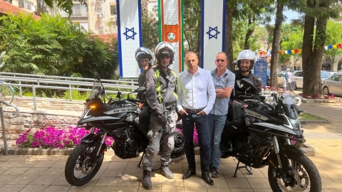ראש העיר רפי סער עם צוות השיטור העירוני ויחידת האופנוענים