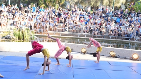 מופע אקרובטיקה לתושבים במסגרת פסטיבל הספורט של כפר סבא 