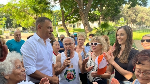 ראש העיר רפי סער והשרה לשוויון חברתי מרב כהן בביקור בפעילות לאזרחים ותיקים ברחבת בית ספיר בעיר