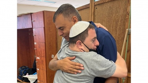ראש העיר רפי סער וצביקה סודרי מתחבקים