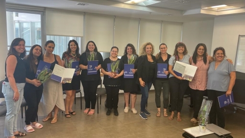 משתתפות בקורס מטפלות בבית ברל עם תעודות הגמר