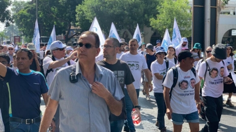 צועדים בכפר סבא למען השבת הבנים הדר גולדין אורון שאול ואברה מנגיסטו