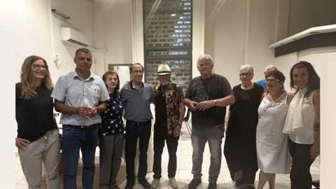 ראש העיר רפי סער עם משתתפי התערוכה שירשור בגלריה העירונית כפר סבא