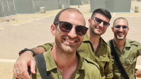 משרתי מילואים מחייכים בתמונה משותפת