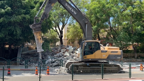 עובדים בשטח להריסת גשר ברנר ברחוב ויצמן כפר סבא