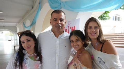 ראש העיר רפי סער ותלמידות כפר סבא ביום פתיחת שנת הלימודים החדשה