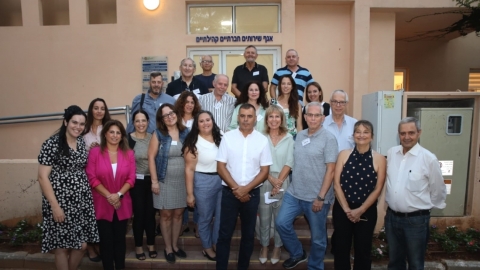 ראש העיר רפי סער בתמונה משותפת יחד עם צוות אגף שירותים חברתיים קהילתיים בעיריית כפר סבא