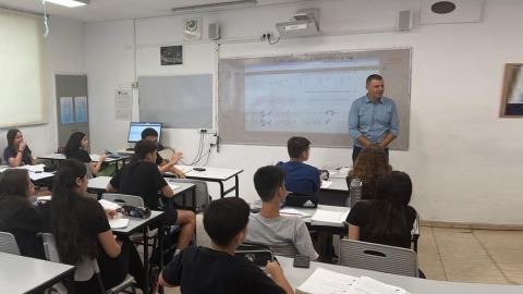 ראש העיר רפי סער עם תלמידי כפר סבא במהלך שיעור בכיתת לימוד