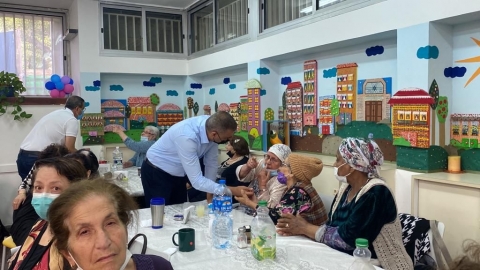 ראש העיר רפי סער עם גמלאי העיר במועדון גמלאים עירוני בכפר סבא