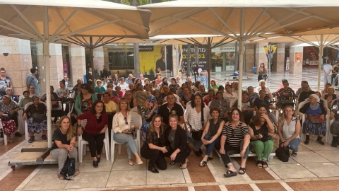 תמונה קבוצתית של משתתפי פתיחת התערוכה זיכרונות ילדות בקניון ערים כפר סבא